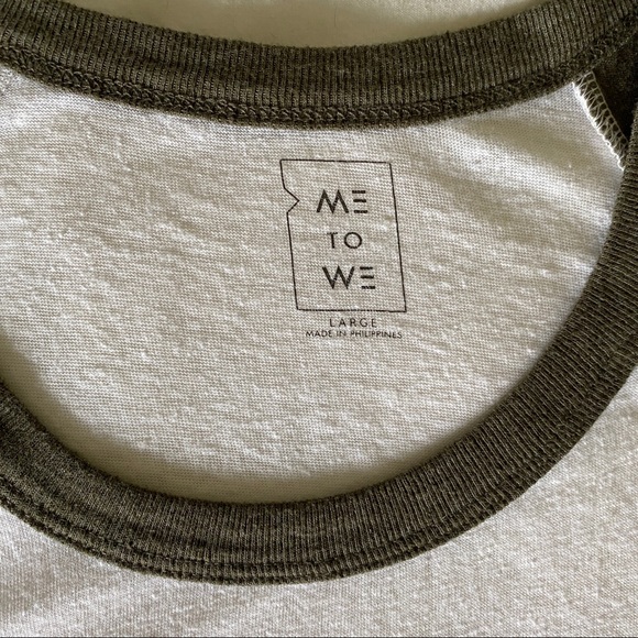 Me to We Off-White Tee with Cut Out Sleeves Large - Picture 7 of 8
